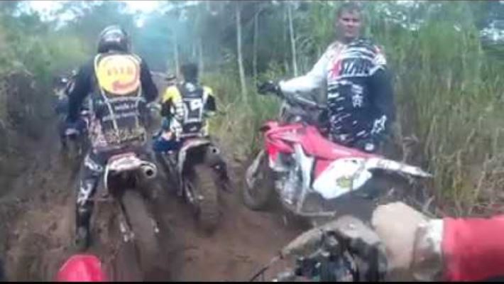 Vídeo Pilotos de Motocross nas Trilhas de Santa Catarina com