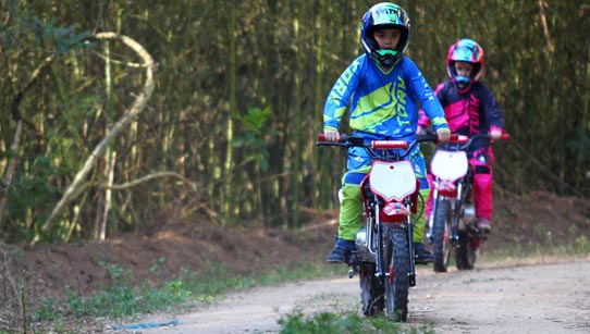 Menino de 5 Anos Andando de Moto Grande KTM 250 Motocross 