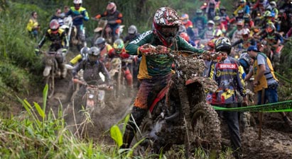 Trilhas - Trilhão quebra recorde mundial reunindo quase 4 mil pilotos em Santa  Catarina - MotoX