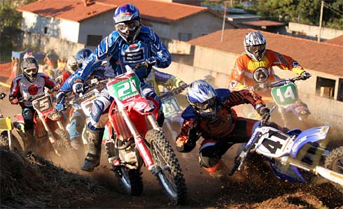 Piloto de motocross na corrida de motocross extrema