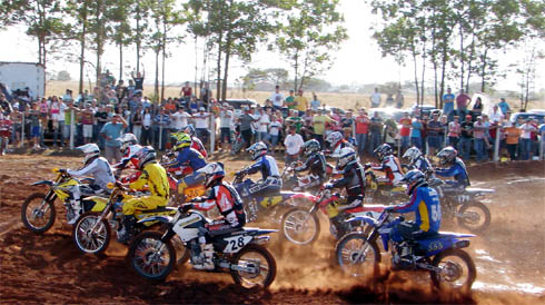 Pequeno Garoto Correndo Em Sua Competição Motocross Fora Da