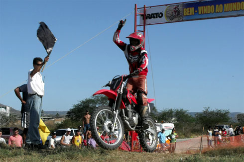 Carlos Eduardo brilha na grande final do Estadual de Motocross e leva o  título da categoria MX1 