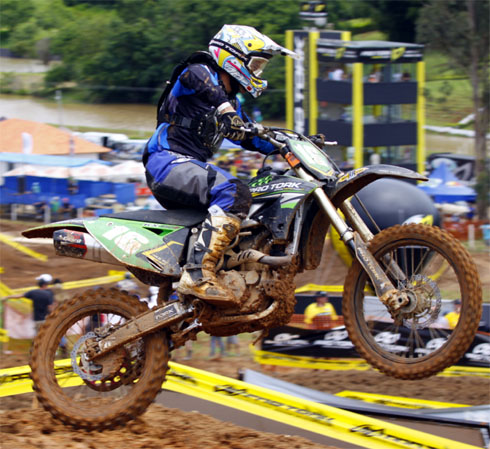 Carlos Eduardo brilha na grande final do Estadual de Motocross e leva o  título da categoria MX1 