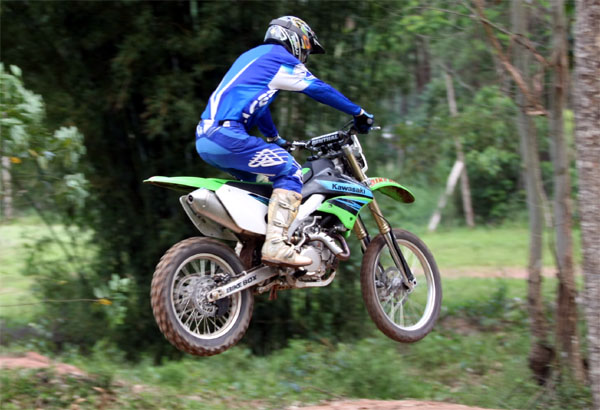 TESTE KAWASAKI KLX 450R: a moto que encara todo tipo de trilha