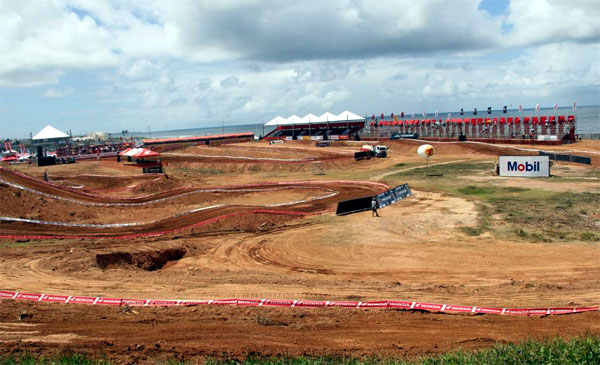 Prova de motocross inaugura pista no Parque de Exposição