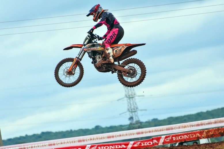 MOTO DE TRILHA NA PISTA DE MOTOCROSS 2017 😱😎🏁 