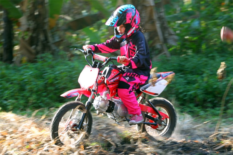 Motocross infantil. Uma mini moto, um capacete e muita diversão