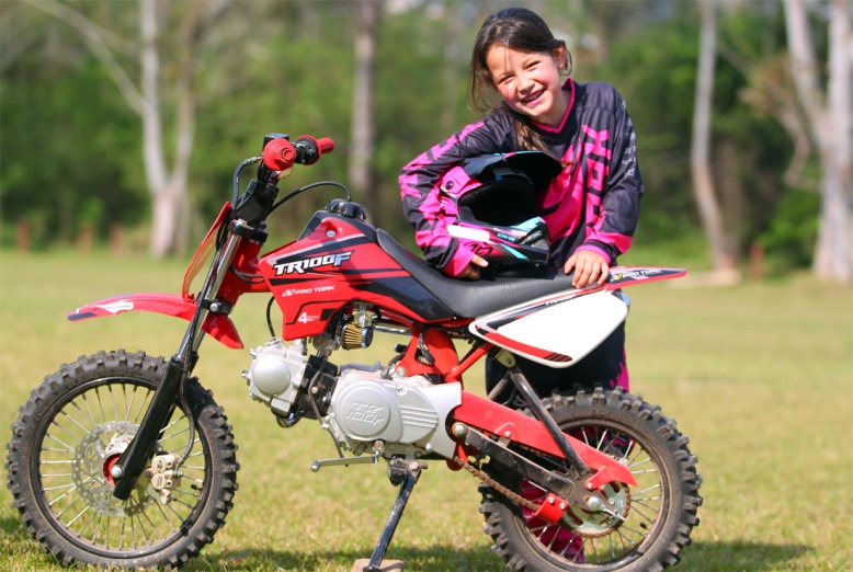 Motocross infantil. Uma mini moto, um capacete e muita diversão