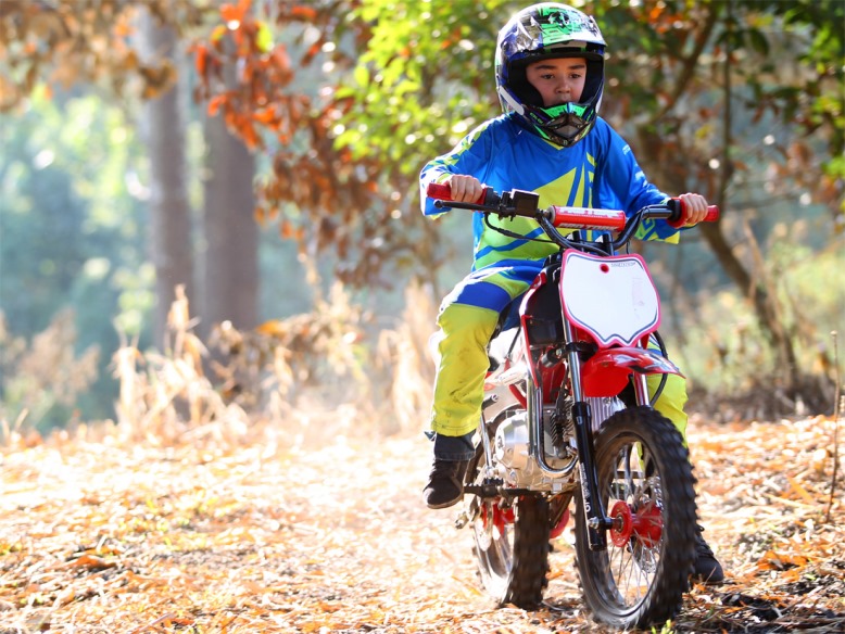 Menino de 7 anos é flagrado dirigindo moto de trilha em cidade de SC
