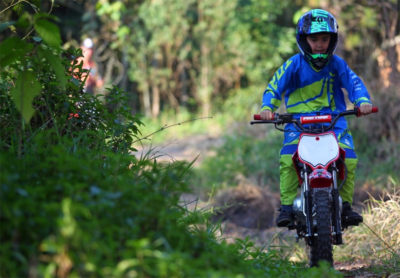 Moto de trilha de crianca