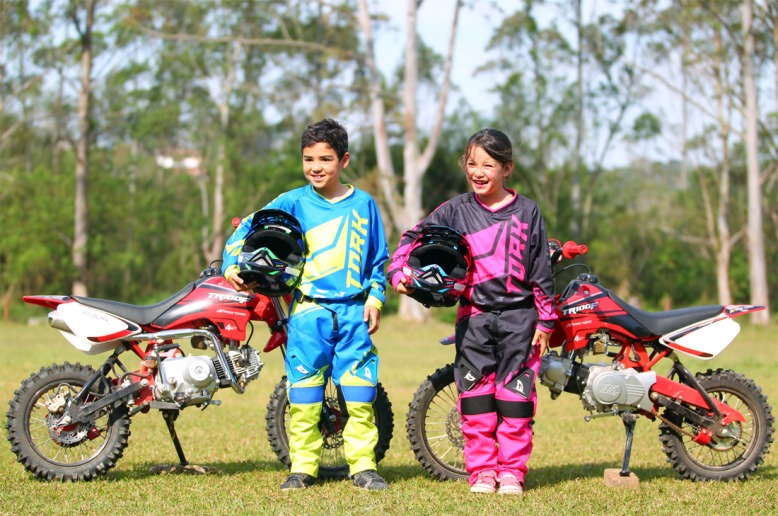 Menino de 5 Anos Andando de Moto Grande KTM 250 Motocross 