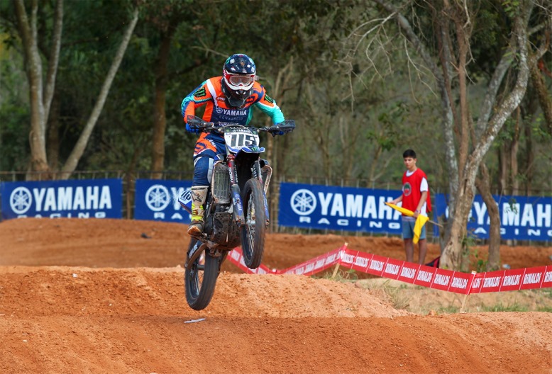 Piloto de motocross na corrida de motocross extrema