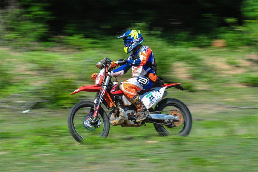 Especial - Loucura ou marketing? Moto 1000cc nas trilhas e Touring na pista  de motocross - MotoX