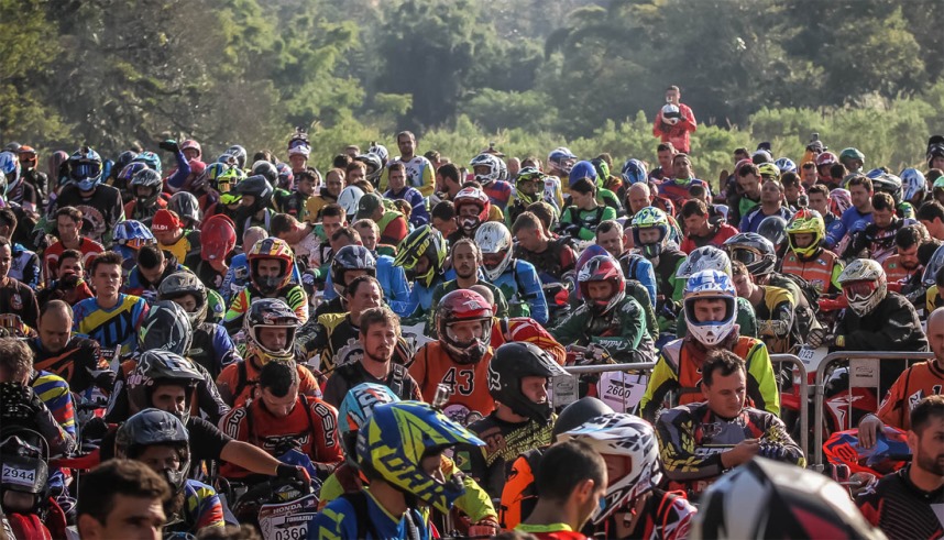 Trilhas - Trilhão quebra recorde mundial reunindo quase 4 mil pilotos em Santa  Catarina - MotoX