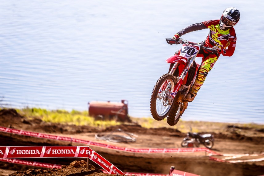 Vídeo Brasileiro Motocross 2018 - 2ª etapa - Rancho Queimado - Corridas de  Sábado - MX3, 230cc e 55cc - MotoX