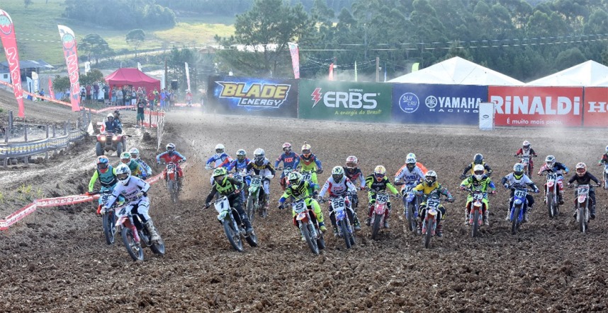 Vídeo Brasileiro Motocross 2018 - 2ª etapa - Rancho Queimado - Corridas de  Sábado - MX3, 230cc e 55cc - MotoX