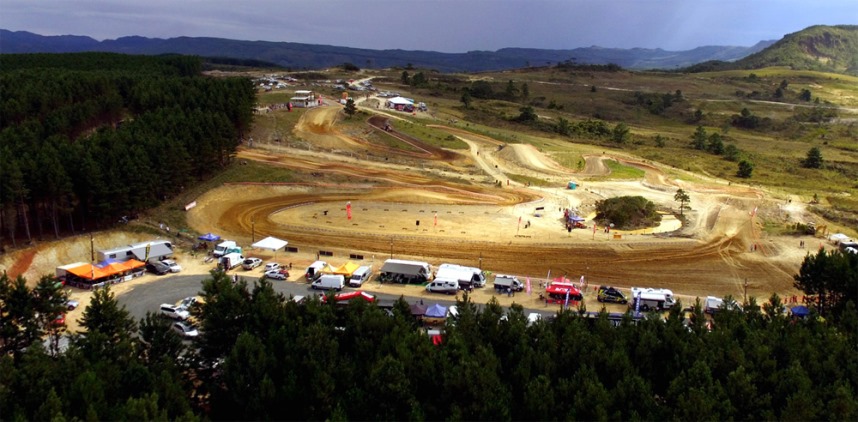 Vídeo Brasileiro Motocross 2018 - 2ª etapa - Rancho Queimado - Corridas de  Sábado - MX3, 230cc e 55cc - MotoX