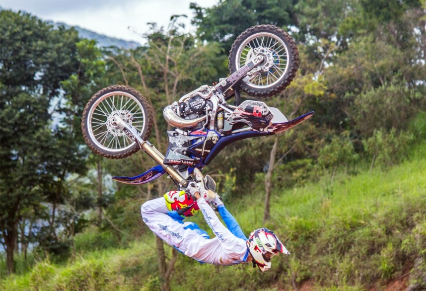 Retrospectiva motocross: corridas, manobras, e até corridas unidas