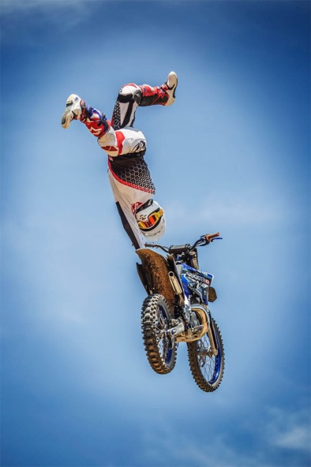 Um Cavaleiro Profissional Na Competição De FMX (motocross Do Estilo Livre)  Em Jogos Extremos De Barcelona Dos Esportes De LKXA Imagem de Stock  Editorial - Imagem de cruz, esporte: 44154379
