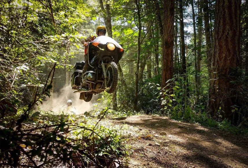 Especial - Loucura ou marketing? Moto 1000cc nas trilhas e Touring na pista  de motocross - MotoX