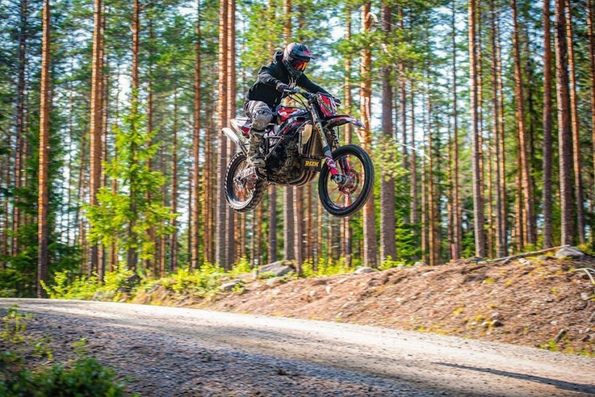 MX1  Acelerando uma moto 1000cc na pista de motocross