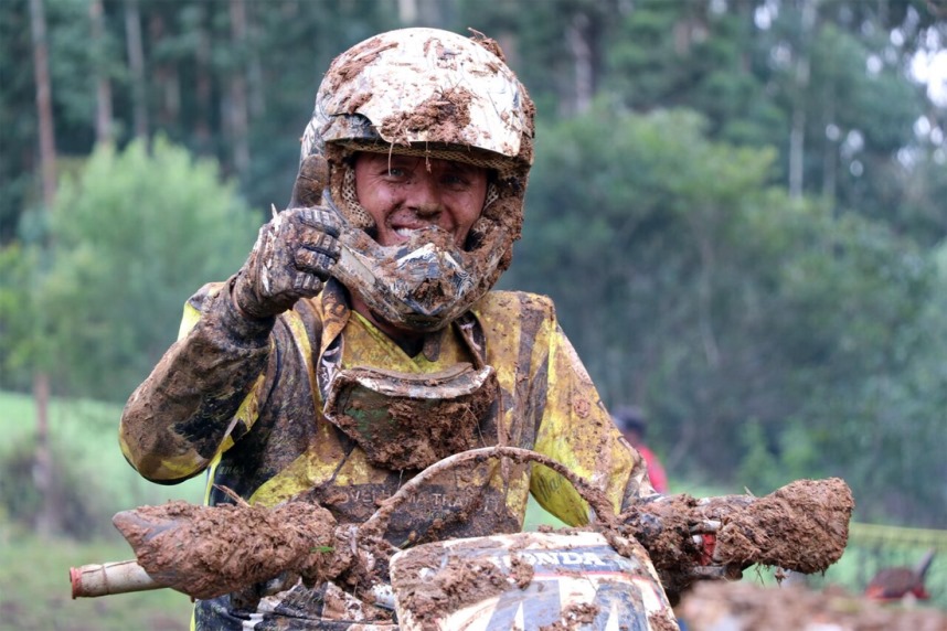 trilha de moto na lama,mais liza do mundo_lama e chuva 