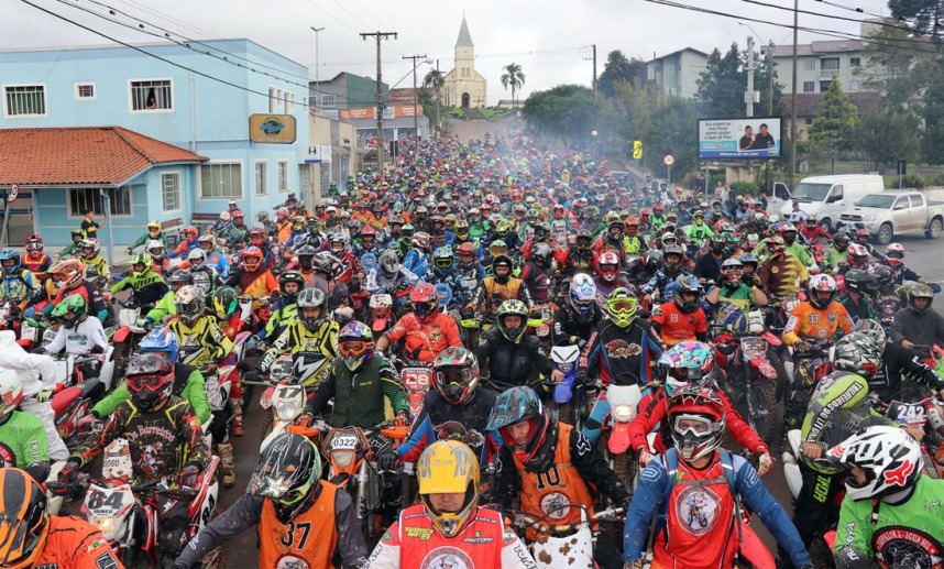 Trilhas - Trilhão quebra recorde mundial reunindo quase 4 mil pilotos em Santa  Catarina - MotoX