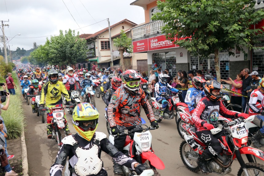 Trilhas - Trilhão quebra recorde mundial reunindo quase 4 mil pilotos em Santa  Catarina - MotoX