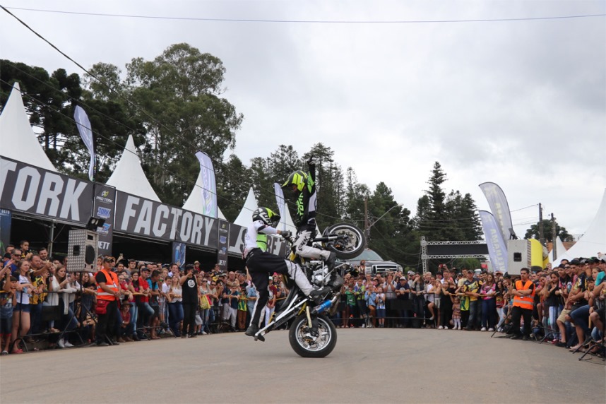 Trilhas - Trilhão quebra recorde mundial reunindo quase 4 mil pilotos em Santa  Catarina - MotoX