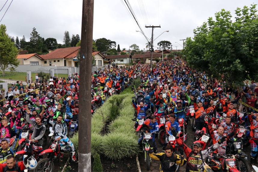 Trilhas - Trilhão quebra recorde mundial reunindo quase 4 mil pilotos em Santa  Catarina - MotoX