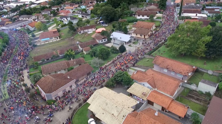 Trilhas - Trilhão quebra recorde mundial reunindo quase 4 mil pilotos em Santa  Catarina - MotoX