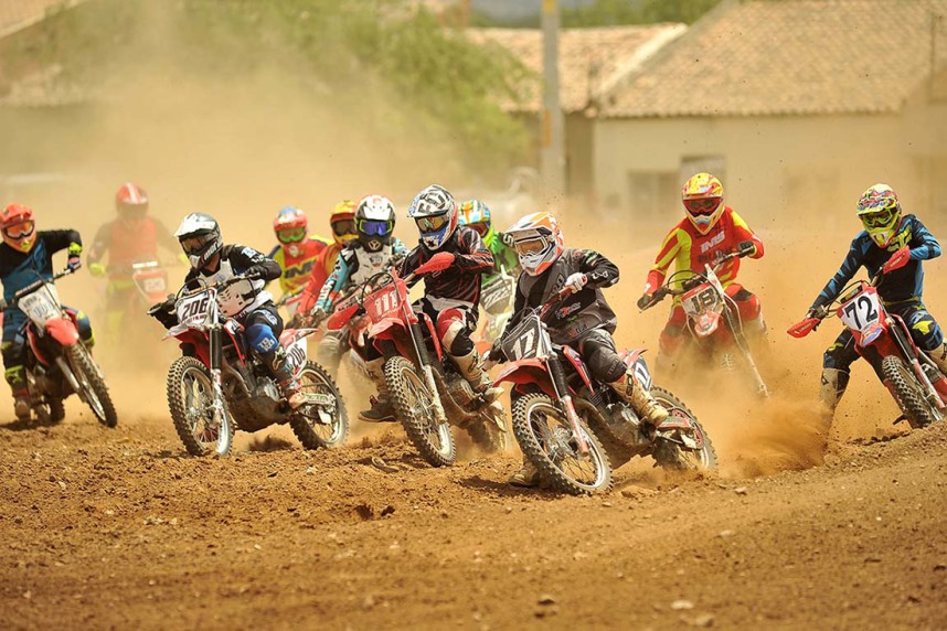 CAI DE MOTO NO MEIO DA CORRIDA - CORRIDA DE MOTOCROSS ! 